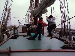 Kinder auf dem Schiff schaukeln