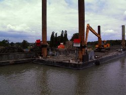 Baustelle - an der Seite mit der rot/wei&szlig;en Flagge vorbeifahren